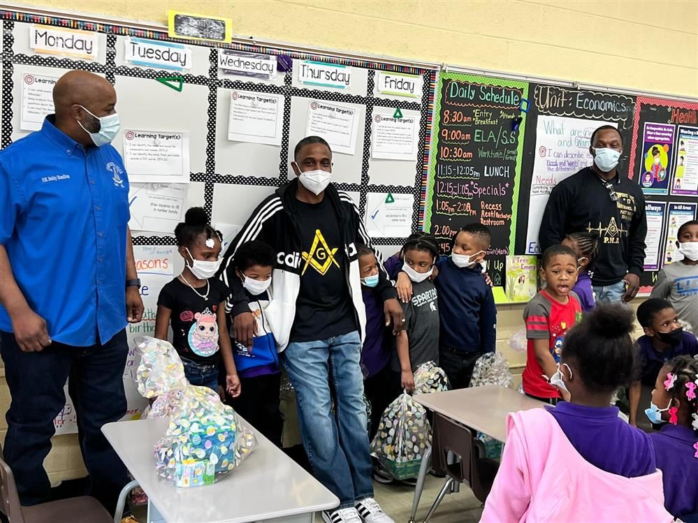  Masons pose with kids and baskets